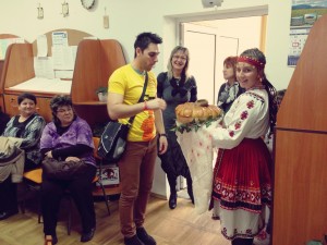 Посрещнаха ни с питка и мед Посрещнаха ни с питка и мед